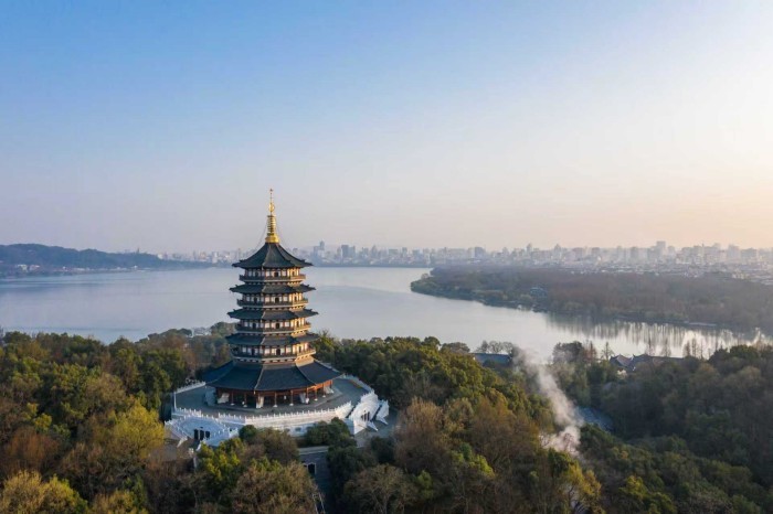 西湖申遗15周年 朱炳仁与雷峰塔：一座铜塔撑起的世界目光